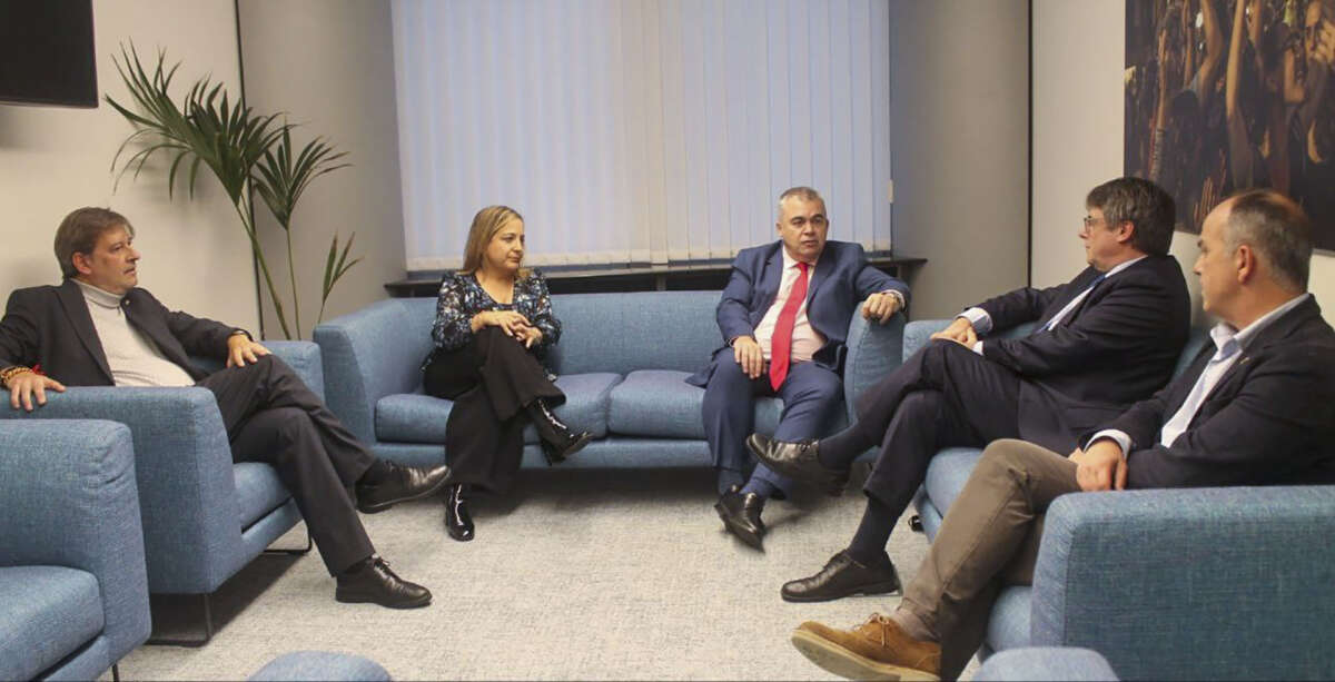 Puigdemont y Santos Cerdán (PSOE) se reúnen el pasado lunes en Bruselas, en el Parlamento Europeo. EFE/ Psoe 